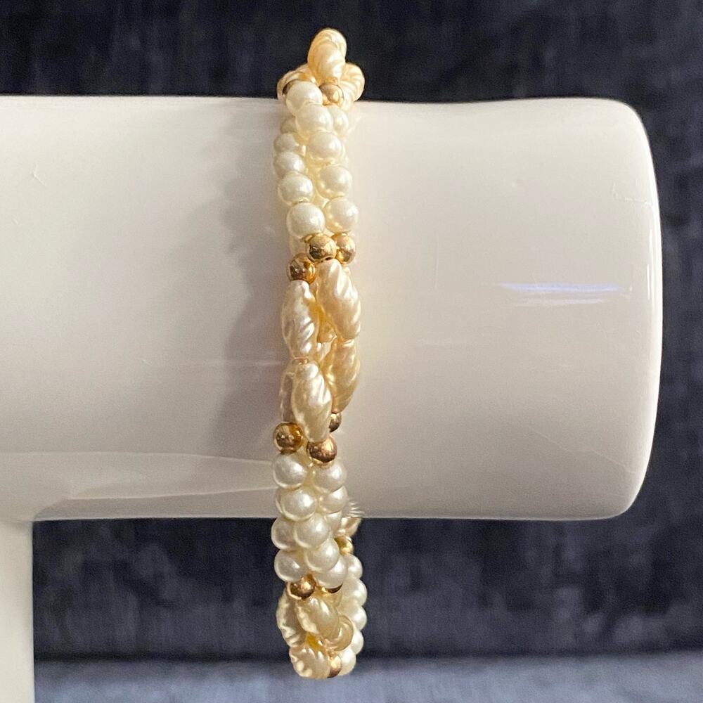 💎Twisted Triple Stranded Bracelet Pearlesquesc and Gold Tone Beads Spring Clasp